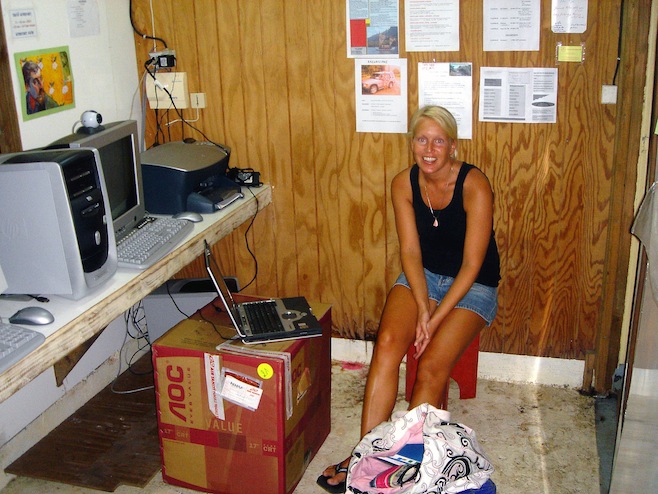 SoPac Marquesas Nuku Hiva Internet.JPG (197694 bytes)